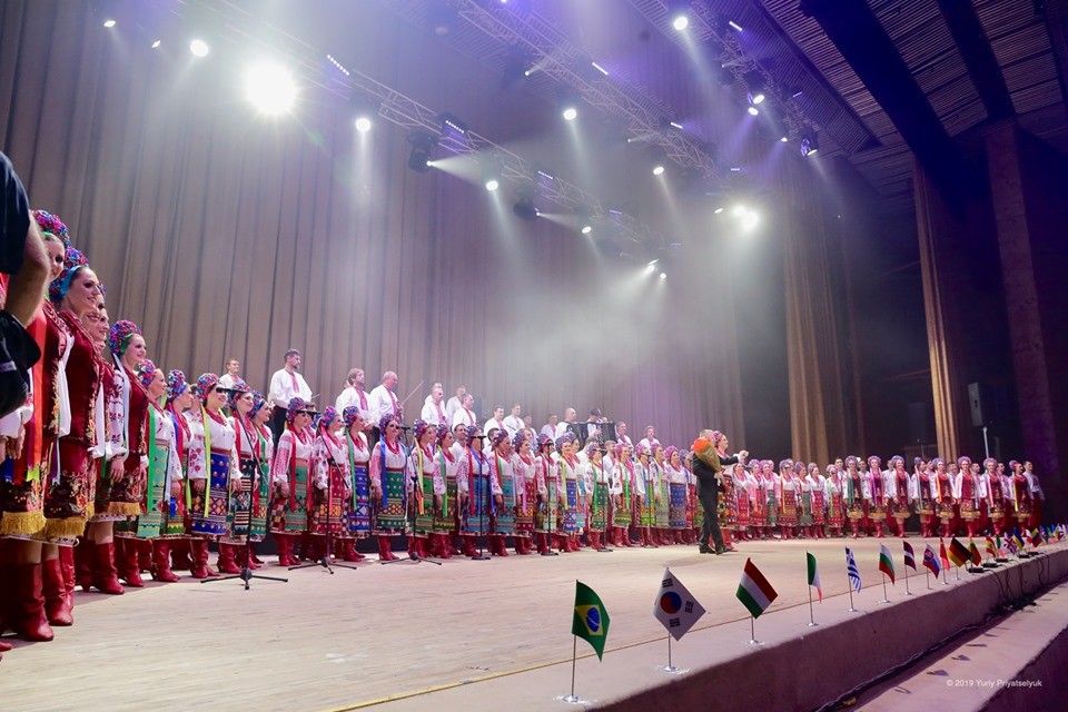 Сколько стоит нанять хор имени Веревки, что спел песню про Гонтареву на Квартал 95 8