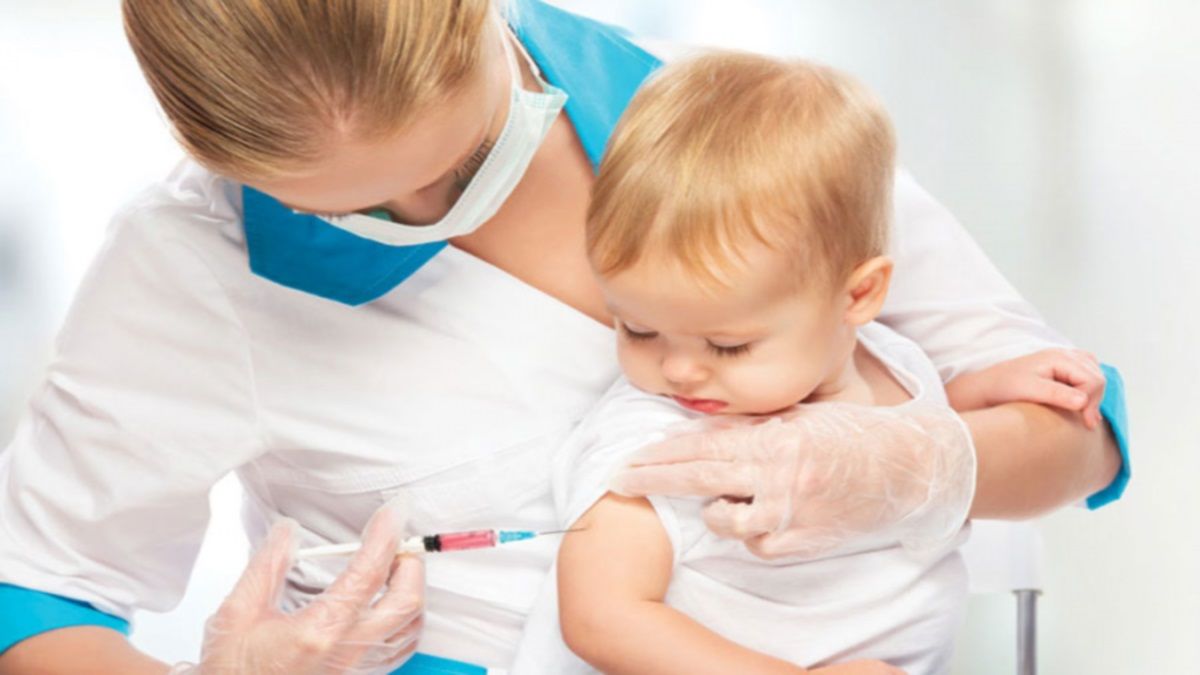 В Днепре врач рассказал, как правильно вакцинироваться и есть ли вред от прививок