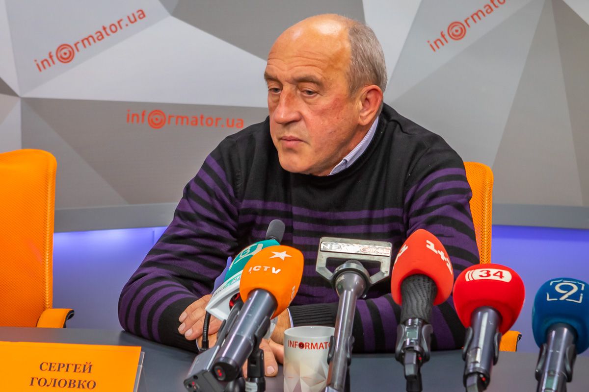 По словам Сергея Головко, произошло локальное замачивание грунта, что привело к просадке фундамента. Но ситуация исправима.