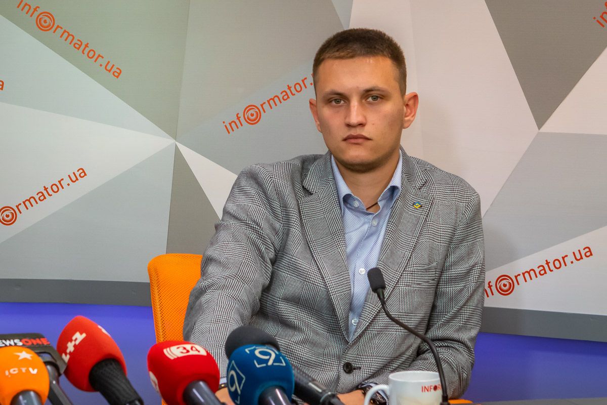 Кирилл Жовтолуп заявил, что цены на недвижимость в этом районе пока не упали, но у покупателей, желающих там купить что-то, появился аргумент для снижения продавцом цены