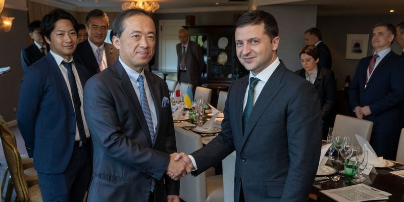 Во время визита Зеленского в Японию, с его фракцией в парламенте и депутатами происходило что-то несуразное