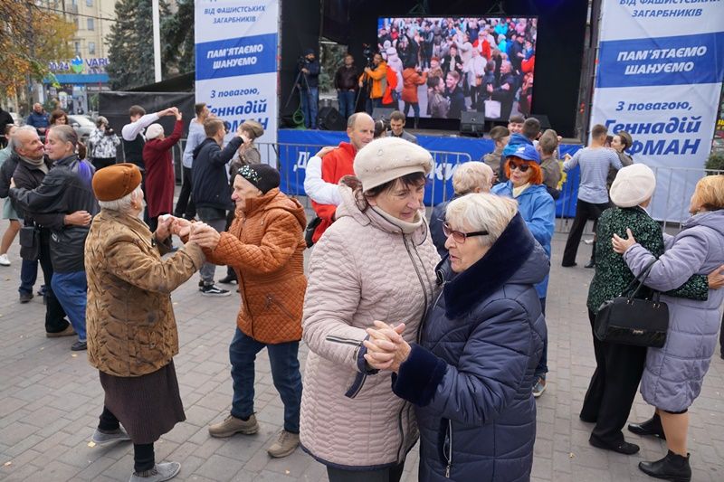 «Дякуємо за життя»: Как в Днепре отметили годовщину освобождения от фашистов 9
