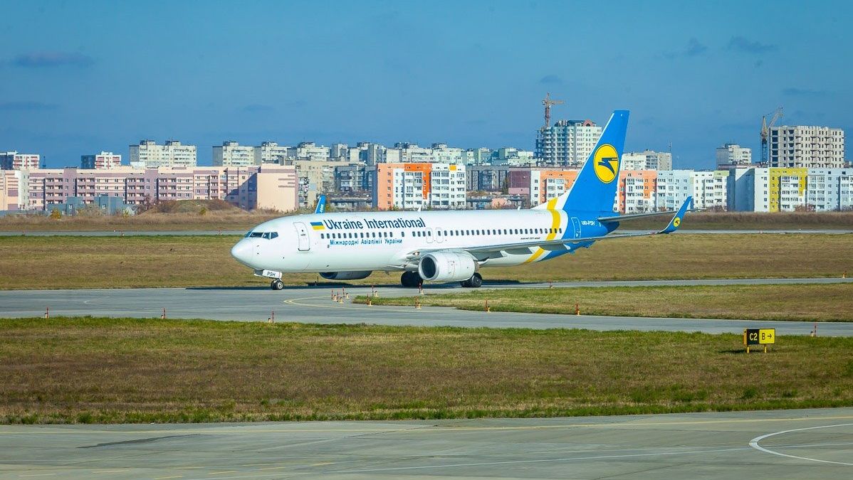 Как часто украинцы летают заграницу и что думают про МАУ Коломойского: опрос