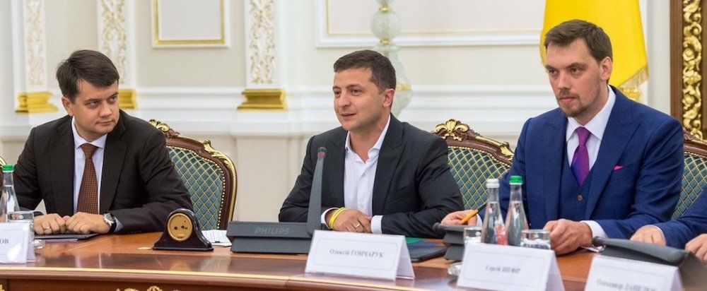 В лидерах по доверию - Зеленский и Разумков. Премьер Гончарук пока отстает своих топ-коллег.