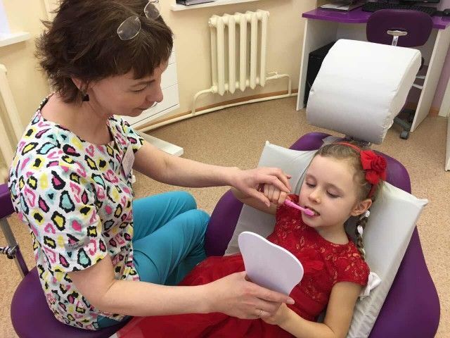 В Днепре врач рассказал, как взрослым и детям правильно следить за зубами 4