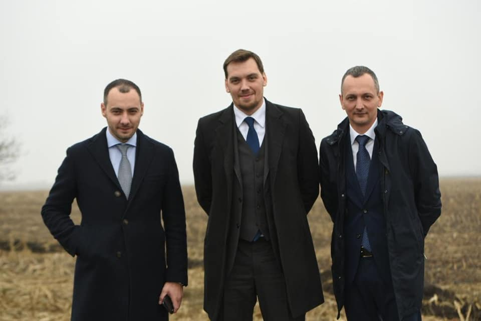 Новый глава Укравтодора Александр Кубраков, премьер-министр Алексей Гончарук и его советник Юрий Голик на открытии трассы Запорожье-Мариуполь.