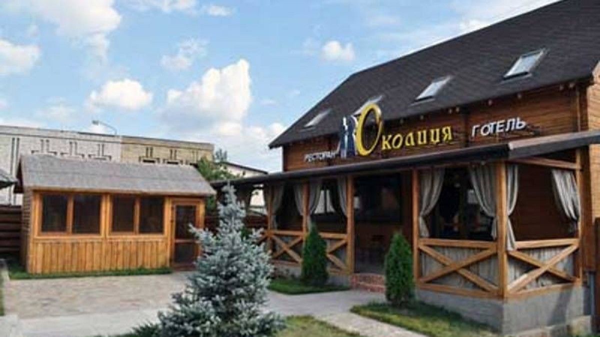 Ресторан "Околица" width="1200" height="675"><figcaption> Ресторан "Околица"
</figcaption></figure></p><p>Надо отметить, что встреча была неформальная. И перед ее началом голос, похожий на голос Юрия Корявченкова (Юзик) как-то уж очень тщательно представил всех ее участников-нардепов и округа, по которым они баллотировались. Может, он и вел запись?
</p><p>Владимир Захарченко, Владлен Неклюдов, Юрий Кисель, Елена Криворучкина, Вячеслав Медяник, Юрий Корявченков «Юзик» и его жена Татьяна - вот участники мероприятия, по данным приведенным в сообщении в телеграм-канале. Двое из присутствующих депутатов уже попадали в скандал. Елена Криворучкина вела из зала ВР любовную переписку, а Вячеслав Медяник <a href="https://dengi.informator.ua/2019/10/17/reshala-ot-slugi-naroda-v-verhovnoj-rade-otmetilsya-v-dnepre-skandalnymi-strojkami/">попался на «решалове»</a>.
</p><p>От полицейских на встрече присутствовали шеф днепропетровской полиции Владимир Огурченко и претендент на должность главного полицейского Кривого Рога – Сергей Лукашов (сейчас он уже возглавляет криворожскую нацполицию). О Сергее Лукашове <a href="https://declarations.com.ua/declaration/nacp_5ea3d5ae-a904-4636-bb63-a3a54bb87617">известно</a>, что ранее он возглавлял полицию Каменского и при официальной зарплате около 200 тыс. гривен в год, купил в 2018 году новенький внедорожник Toyota Land Cruiser Prado 150, цена которого стартует от 40 тыс. долларов.
</p><p>Опубликовано всего 4 минуты записи, из которых ясно, что народные депутаты именем Владимира Зеленского, который «стоит у них за спиной» обсуждали засилье Вилкула и Усенко в Кривом Роге, обещали свою «крышу» полиции и невмешательство прокуратуры и ГБР. Полиция, в свою очередь, должна действовать по указке Зе-нардепов. Запись обрывается на словах Юзика о щекотливом вопросе - металлоломе, по которому народные депутаты «советовались» с полицией.
</p><p>Из тем, которые не вошли в опубликованный отрывок, но <a href="https://strana.ua/news/234230-juzik-i-deputaty-zelenskoho-pouzhinali-s-politsiej-v-krivom-rohe-o-chem-shla-rech.html">по информации издания «Страна»</a> обсуждались на этой встрече - вопрос назначения Сергея Лукашова главой полиции Кривого Рога. Контроль полиции над бизнесом - в частности, по «Криворожстали». Именно по этой теме договорились общаться только в кабинете депутата в Киеве. Обсуждался также вопрос, как до следующих выборов за счет частного бизнеса выкупить «Первый Криворожский» телеканал.
</p><p>Металл и крышевание азартных игр были гвоздем обсуждений. Решили, что именно решения по этим вопросам полиция будет принимать только после согласования с депутатами.
</p><p>На встрече также прозвучала информация о том, что одна из заместителей министра была назначена «через постель» и даже показали ее фото, когда женщины отлучились из кабинета. Эту же информацию подтверждает телеграм-канал «Темный рыцарь», который публикует новый отрывок записи участников встречи.
</p><p>Всего запись, по информации «Темного рыцаря» длится 70 минут. Так что, скорее всего мы узнаем много нового о взаимодействии полиции и нардепов в вотчине президента.
</p><p>Интересна реакция на происходящее трижды экс-генпрокурора Святослава Пискуна, который прокомментировал пост Игоря Гужвы, главреда «Страны». «Спасибо, ребята! Я помолодел на 25 лет! Вернулся в 90-е годы! Хотя этого и следовало ожидать!» - написал Святослав Пискун.
</p><p><figure class="image"><img class="size-full wp-image-51582 aligncenter" src="https://cdn.informator.ua/@prod/media/money/2023/10/20/6531e0ad40fe9.jpg" alt="Именем Зеленского: как Слуги народа в Днепропетровской области решали вопросы с полицией по Кривому Рогу 3" width="937" height="401"><figcaption></figcaption></figure>
</p><p><strong>ГУ Нацполиции в Днепропетровской области отмалчивается и никак не реагирует на публикации в СМИ о «криворожгейте» и нашу просьбу его прокомментировать. Но если вдруг мы дождемся комментария полиции - обязательно его опубликуем.</strong>
</p><p></p><p style="text-align: right;">Екатерина Иванченко</p></body></html>