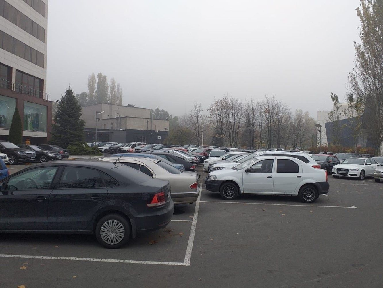 Парковка под центральным офисом ПриватБанка