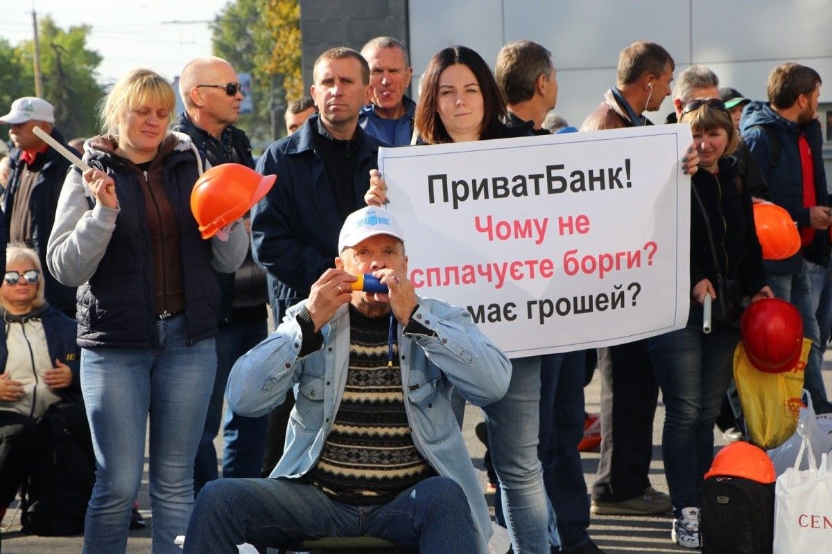 Никопольский ферросплавный завод купил парковку под главным офисом ПриватБанка в Днепре 2