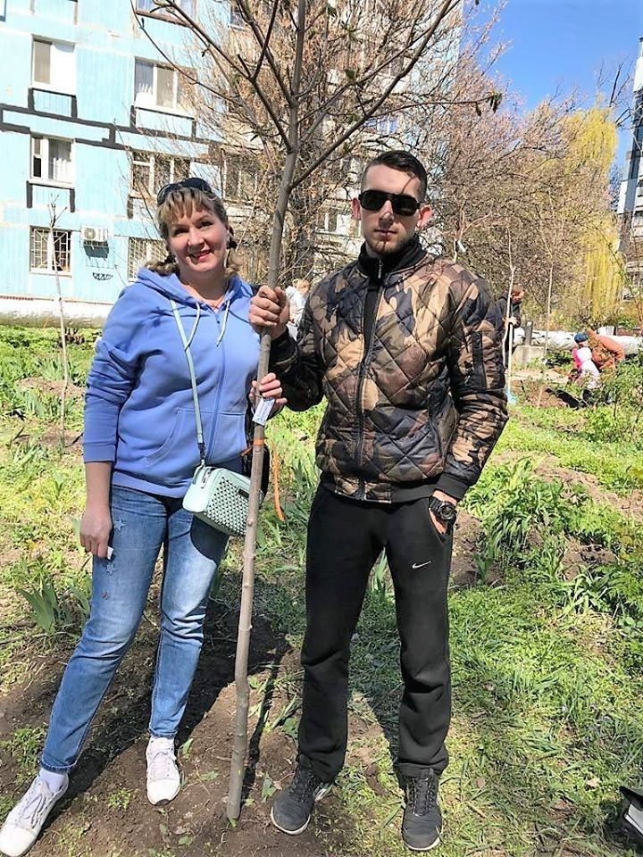 В Днепре команда Геннадия Гуфмана организовала посадку уже четырех семейных садов 11