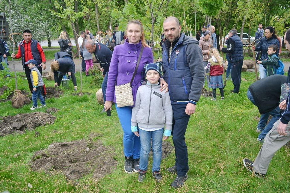 В Днепре команда Геннадия Гуфмана организовала посадку уже четырех семейных садов 13