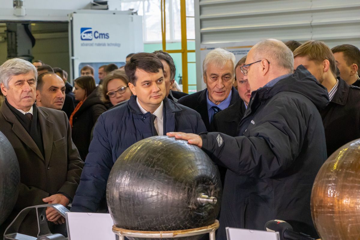 После брифинга в аэропорту, Дмитрий Разумков посетил КБ "Южное", где ознакомился с их производственным комплексом. Кто знает, возможно сюда скоро придет и Илон Маск?