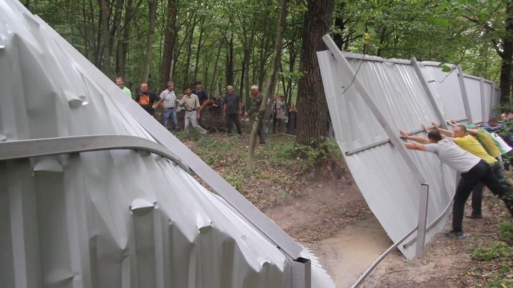 В свій час, в 2015 році місцеві жителі власноруч демонтували незаконно встановлений паркан, яким у лісі огородили територію під будівництво. Тепер їм знов потрібно боротися за збереження Чернечого лісу
