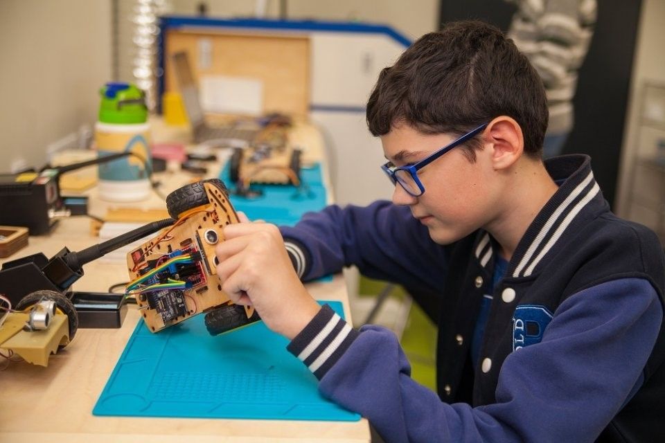 В новых школах - новые уроки. На фото - одна из семи школ робототехники на Днепропетровщине