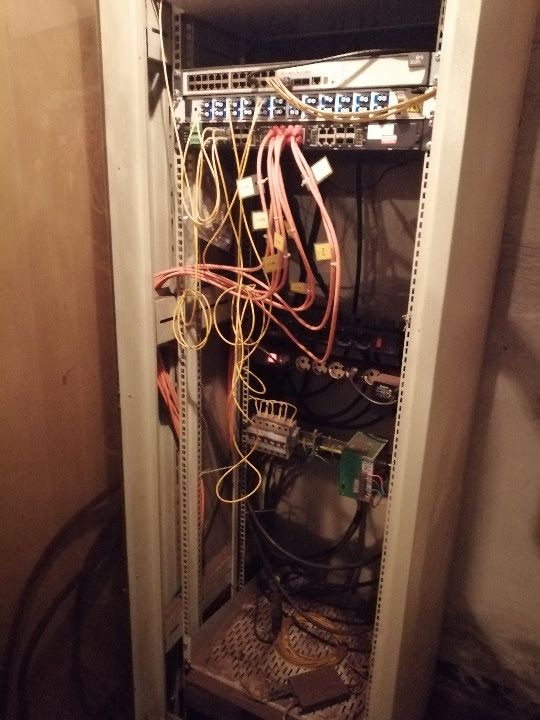 В Киеве выставили на продажу wi-fi оборудование метро 1