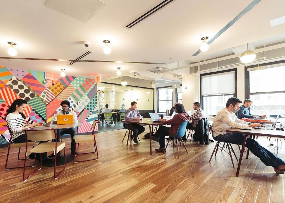 Новому поколению удобно решать вопросы сидя в коворкингах и удобных офисах за чашечкой кофе