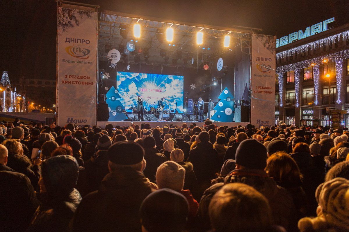 И как же без логотипов Бориса Филатова? Ведь каждый должен знать о "заботе" мэра.