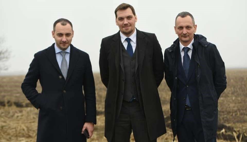 Глава Укравтодора Александр Кубраков, премьер-министр Алексей Гончарук и его советник Юрий Голик на открытии Мариупольской трассы