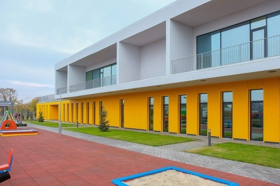 Новый стиль в архитектуре и новый подход в планировании. На фото - садик в Обуховке