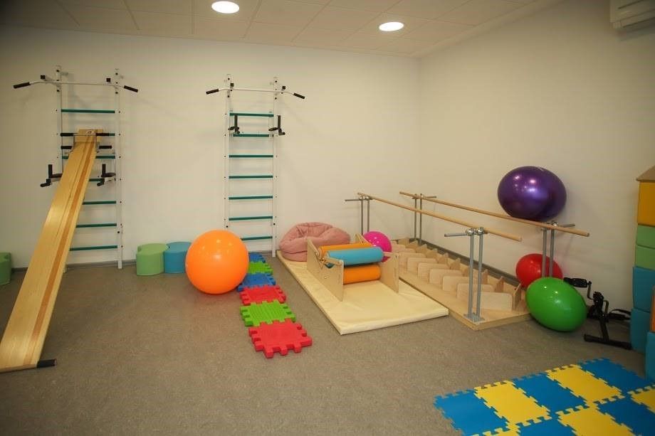 Новые школы и рабочие места - это то, что позволяет людям не искать заработка за рубежом, а оставаться с семьями дома