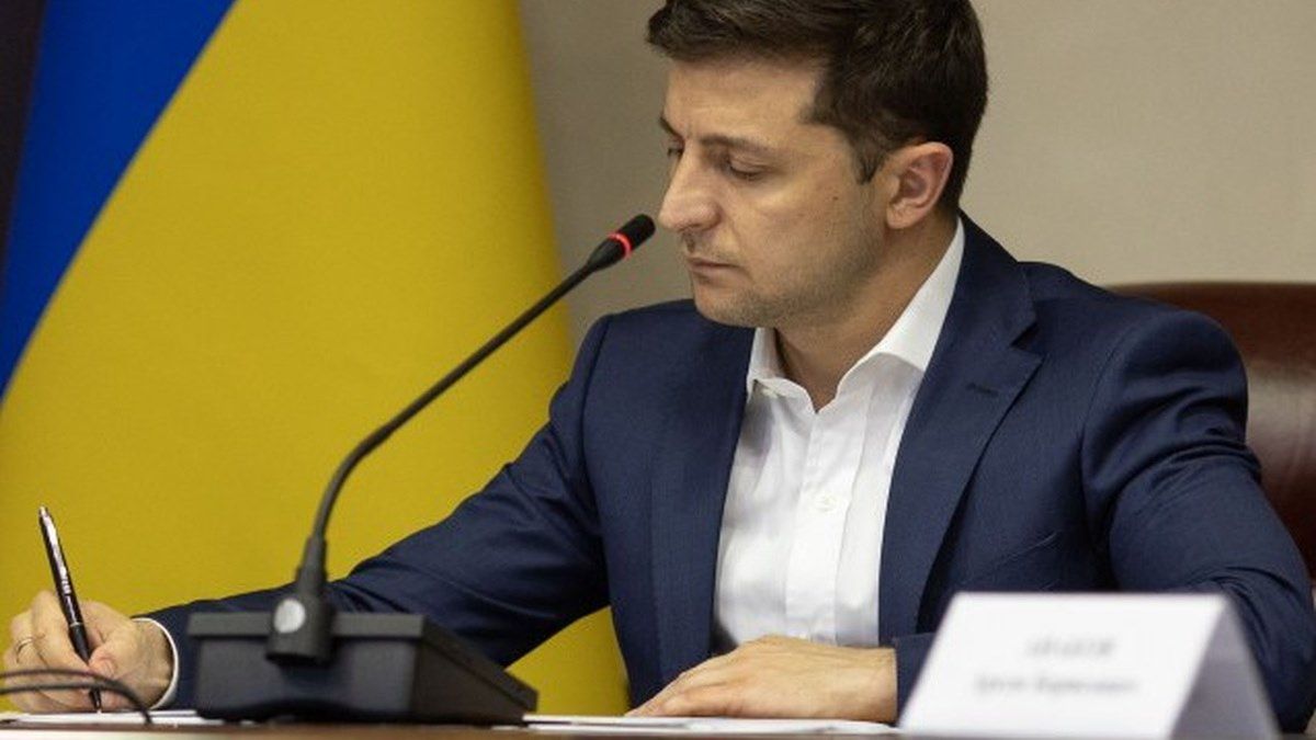 Офис Зеленского подготовил изменения в Конституцию Украины: префекты, громады и деньги на местах