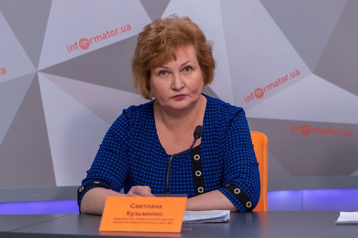 Светлана Кузьменко, председатель профсоюза КНУ "Городская детская клиническая больница №2" width="1200" height="800"><figcaption> Светлана Кузьменко, председатель профсоюза КНУ "Городская детская клиническая больница №2"
</figcaption></figure></p><p>С апреля месяца на территории нашей 2-й детской больницы находится детская больница № 5, которая переехала с Фучика, поскольку их здание закрыли на капитальный ремонт. Таким образом, две больницы находятся в одном учреждении. Теперь наши власти планируют реорганизовать и присоединить нас к 5-й больнице. Мы возмущены, потому что мы – единственная в городе многопрофильная детская городская больница: у нас есть гастроэнтеролог, нефролог, пульмонолог, т.е. все педиатрические специальности, мы можем обследовать детей по любым параметрам, у нас есть единственная в городе «хирургия одних суток». Детская больница № 5 – это узкая монопрофильная больница, там одна неврология и психиатрия. Мы возмущены тем, что нас реорганизовывают, и хотят присоединить к 5-й детской, обещая, что когда-то достроится территория на Фучика и мы все туда переедем».
</p><p></p><h2><b>Какие сотрудники больницы могут потерять работу</b></h2>
<p>«Меня, как председателя профсоюза, беспокоит такой момент: соединение двух лечебных учреждений подразумевает под собой сокращение штата. Это не только сокращение главного врача, главного бухгалтера и отдела кадров, которых не может быть два на две больницы, но и множества дублирующих подразделений, таких как пищеблок, отделение функциональной диагностики, лаборатория и хозблок, – отмечает Светлана Кузьменко.
</p><p>Мы посчитали, что в будущем может быть очень большое сокращение – от 40% до 50%. В департаменте нам подтверждают, что все будут трудоустроены, предлагают в будущем различные места, может быть в других больницах. Но выбирая место работы, мы выбираем и коллектив, в котором мы работаем, и месторасположение. На данный момент нас вроде бы хотят присоединить даже не к 5-й, а к 6-й детской больнице».
</p><p></p><h2><b>Почему 2-ю детскую больницу не логично закрывать </b></h2>
<p>По словам председателя, в связи с реформами, которые сейчас проводятся, с апреля каждое лечебное учреждение должно заключить договор с Национальной службой здоровья Украины (НСЗУ). «Но далеко не каждое учреждение может заключить договор, поскольку там целый перечень требований, которым учреждение должно соответствовать. Поэтому естественно и понятно, что учреждения надо объединять. Но в том-то и дело, что 2-я детская больница полностью соответствует стандартам НСЗУ.
</p><p>Мало того, мы подсчитали, что можем сами себя обеспечить на заработную плату. Другие же учреждения все-таки слабее по специализациям, оборудованию, профилям и специалистам. У нас сейчас работает 220 человек (медицинский и немедицинский персонал). И мы хотим, чтобы к нам присоединились другие больницы. Да, нам легче выживать в условиях этого реформирования. Поэтому мы хотим донести, что хотим остаться не потому, что это наше желание, а потому что это логическое желание, когда к большой структуре присоединяются маленькие структурные подразделения», – комментирует Светлана Кузьменко.
</p><p></p><h2><b>Какова будет судьба детей после реорганизации</b></h2>
<p>«На сегодняшний день власти хотят прекратить деятельность 2-й детской больницы, мотивируя это тем, что якобы есть приказ Министерства здравоохранения. По словам заместителя департамента здравоохранения господина Бабского, дети, которые находятся на стационаре, останутся на прежнем месте, но с юридической точки зрения фактическое местонахождение данной больницы прекратит существование, – говорит Владимир Швачко, отец ребенка.
</p><p><figure class="image"><img class="wp-image-52726 size-full" src="https://cdn.informator.ua/@prod/media/money/2023/10/20/6531e1bcdeb53.jpg" alt="Владимир Швачко, отец маленького пациента" width="1200" height="800"><figcaption> Владимир Швачко, отец маленького пациента
</figcaption></figure></p><p>При этом дети остаются «в облаке», потому что 2-ю детскую больницу юридически перезаключают в 5-ю однопрофильную или 6-ю детскую больницу. Когда достроится помещение на Фучика, они хотят часть детей из 2-й больницы, которые более-менее подходят по профилю, заселить в 5-ю больницу, а хирургию и тому подобных отправить на Петровского. Но все забывают о следующем: что будет с территорией, на которой сейчас стоит детская больница № 2? И что будет с теми детьми, которые на сегодняшний день не имеют возможности лечиться в платных клиниках или за границей?
</p><p>Мы долго общались с властями и предложили следующий выход из этой ситуации: отложить этот вопрос до того момента, пока не будут построены помещения и не будет надлежащих условий для наших детей. Но давайте говорить честно: мы сейчас подписываем себе приговор. Никто не знает, что будет через год. Ведь это только их слова, никаких подтверждающих документов о том, что построится 5-я больница в следующем году, и мы туда переедем, нет. И о том, что 6-я больница будет достроена или там будет сделан ремонт, никто тоже не говорит».
</p><p></p><h2><b>Альтернативы 2-й детской больнице пока нет</b></h2>
<p>«Ликвидация 2-й больницы, даже путем ее присоединения к 5-й или 6-й, это, по сути, ликвидация центра оказания медицинской помощи нашим детям, – заявляет Виктория Сухарукова, мама ребенка. – Возможно, в нынешнее время оптимизация имеет право быть, но не абсолютная ликвидация.
</p><p><figure class="image"><img class="wp-image-52727 size-full" src="https://cdn.informator.ua/@prod/media/money/2023/10/20/6531e1bd27678.jpg" alt="Виктория Сухарукова, мама ребенка" width="1200" height="800"><figcaption> Виктория Сухарукова, мама ребенка
</figcaption></figure></p><p>Основная проблема – это непонимание последствий слияния двух больниц. Детская больница № 2 – это уникальная многопрофильная больница, которая функционирует уже не первый год. В стационарах проходят лечение и обследование тысячи детей. Какую альтернативу им вследствие предложат? Где им окажут медицинскую помощь должного уровня? На этот вопрос мы не находим ответа. Я не совсем могу понять, что мешает 2-й детской больнице при сохранении статуса юридического лица самостоятельно заключить договор с Национальной службой здоровья Украины и по-прежнему оказывать медицинскую помощь детям».
</p><p></p><h2><b>Как можно помешать ликвидации 2-й детской больницы</b></h2>
<p>«Мы хотим завтра в 9:30 собраться под горсоветом и провести исключительно мирную акцию, – сообщает Владимир Швачко. – Мы хотим призвать к какому-то здравому смыслу нашу власть и мэра, чтобы они все-таки обратил на нас внимание и временно приостановили данное решение. Мы будем очень признательны, если наше мнение будет услышано нашими властями. Мы все родители и хотим, чтобы наши дети лечились и получали медицинскую помощь согласно требованиям Министерства здравоохранения.
</p><p><figure class="image"><img class="size-full wp-image-52728 aligncenter" src="https://cdn.informator.ua/@prod/media/money/2023/10/20/6531e1bd5b7a6.jpg" alt="Медики и родители пациентов выступают против ликвидации детской больницы в центре Днепра 4" width="1200" height="800"><figcaption></figcaption></figure>
</p><p>Руководство нашего города говорит, что это экономически нецелесообразно или невыгодно, но по результатам экономических расчетов, выполненных Центром медицинской статистики МОЗ Украины, 2-я детская больница отнесена к экономически эффективным больницам города. Поэтому возникает вопрос, почему наше руководство делает поспешные решения и с чем это связано. Если это не связано с экономической частью, то может быть это как-то связано с территорией, на которой находится наша больница или месторасположением, потому что оно очень удобное (внизу Кирова, бывшая ул. Свердлова, 29). Это остается загадкой. Поэтому мы хотели бы завтра выйти и услышать какое-то адекватное решение».
</p><p>Петиция о снятии с повестки сессии горсовета вопрос о реорганизации детских больниц <a href="https://e-dem.in.ua/dnipropetrovsk/Petition/View/1263">набрала нужное количество голосов.</a>
</p><p></p><p style="text-align: right;"><strong>Елена Морозова</strong></p></body></html>