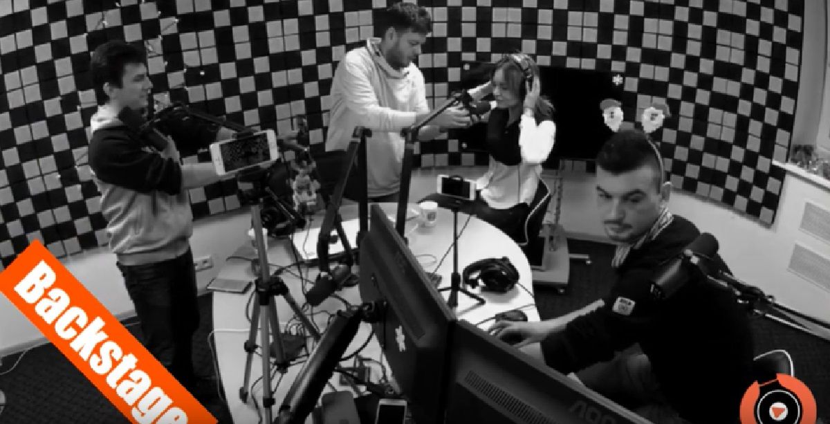 На видео можно увидеть, как идет работа в студии радио Информатор и услышать то, что осталось за кадром