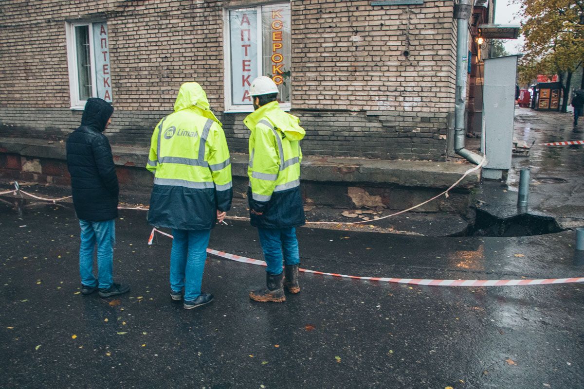 Метро не имеет отношения к проседанию общежития?