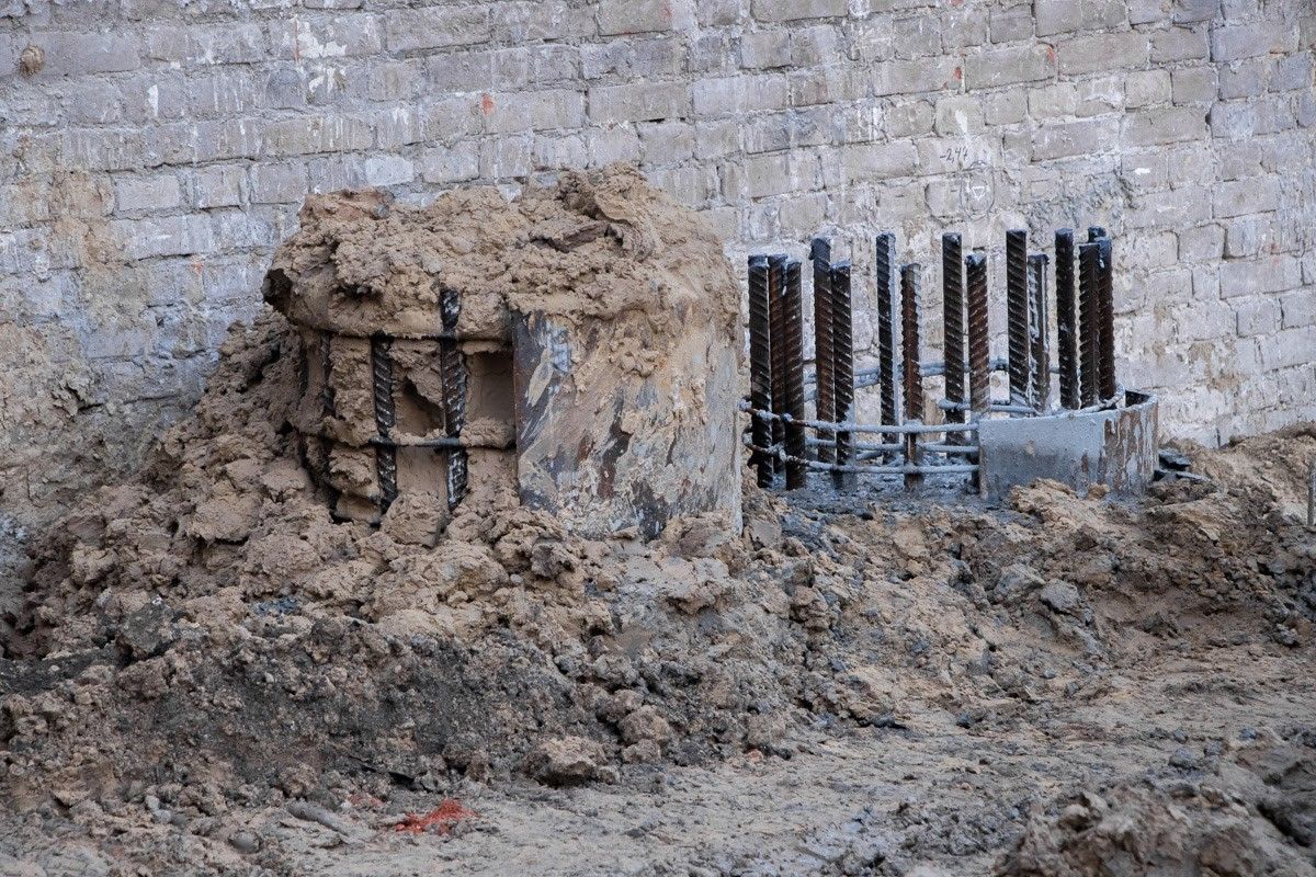 Сваи длиной 19 метров позднее надежно свяжут бетонной плитой