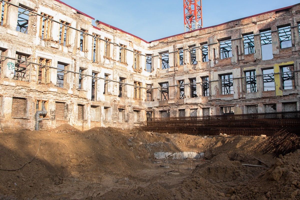 Сверху строители установили временные отливы, чтобы защитить кирпич от разрушения