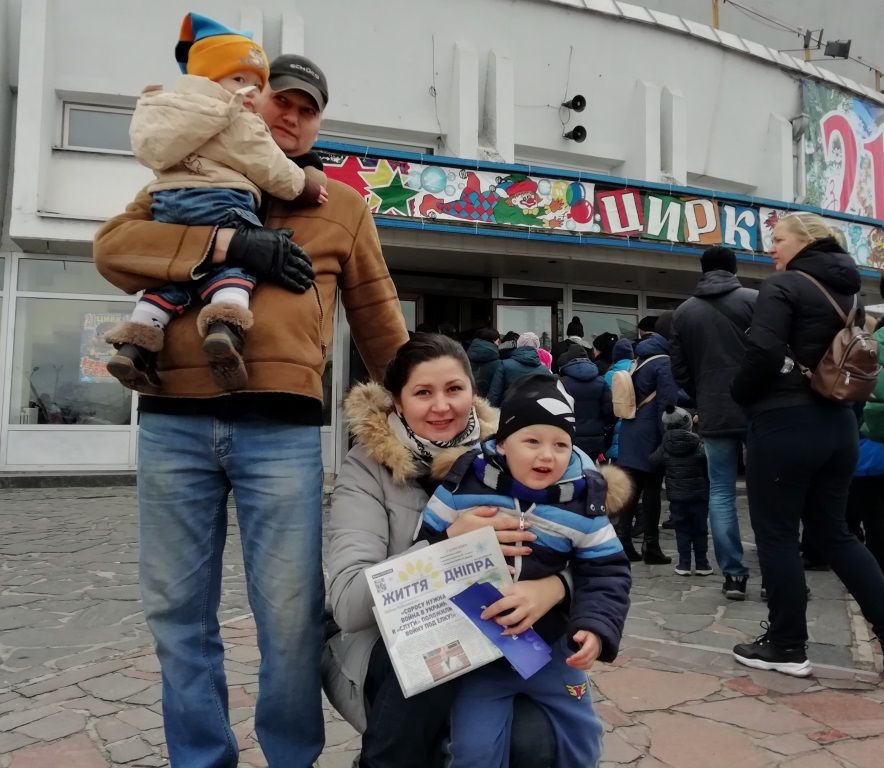 Взрослые писали письма Деду Морозу, а их дети посетили цирк: в Днепре команда Геннадия Гуфмана организовала очередной праздник 3