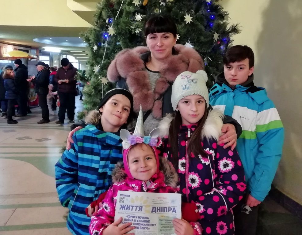 Взрослые писали письма Деду Морозу, а их дети посетили цирк: в Днепре команда Геннадия Гуфмана организовала очередной праздник 5