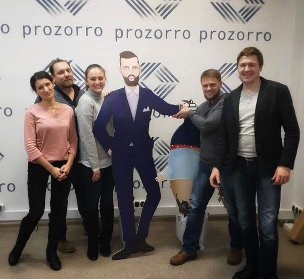 Команда "Громконтроля" width="602" height="553"><figcaption> Команда "Громконтроля"
</figcaption></figure></p><p>На этом примере мы поняли, что все рассказы о том, как тяжело проводить закупки в Prozorro, что для этого нужны какие-то особые таланты и ресурсы не соответствуют действительности. В Днепропетровской области Prozorro освоили жители даже самых глухих сел. Нужна только мотивация, желание и политическая воля. И результаты стали видны практически сразу.
</p><p></p><h2><strong>Prozorro для бизнеса</strong></h2>
<p>Кроме экономии бюджетных средств, проведение допороговых закупок было важно для привлечения бизнеса к участию в тендерах. Предприниматели не верили, что тендер может быть честным, без заранее определенных победителей, что государство не будет тянуть с оплатой и т.д. Чтобы возникло доверие, нужно было дать возможность попробовать сотрудничество на небольших суммах допороговых закупок. А для этого им надо было помочь освоить Prozorro.
</p><p><figure class="image"><img class=" wp-image-53538 aligncenter" src="https://cdn.informator.ua/@prod/media/money/2023/10/20/6531e27f6eb3b.jpg" alt="Как внедрение Prozorro в ДнепрОГА изменило всю Украину 7" width="602" height="401"><figcaption></figcaption></figure>
</p><p>Поэтому мы стали проводить обучающие семинары не только для чиновников, но и для предпринимателей. Самые крупные проходили в тысячном зале облгосадминистрации. Пригласить бизнесменов на эти мероприятия было отдельной задачей. Мы звали своих друзей, Дмитрий Дубилет и Юрий Голик – своих, давали широкую рекламу. И результат нам понравился. Когда в Днепропетровской облгосадминистрации предприниматели напрямую общаются с замминистра экономики Максимом Нефедовым, с руководителями ГП Prozorro, многие решили, что стоит попробовать.
</p><p><figure class="image"><img class="wp-image-53539" src="https://cdn.informator.ua/@prod/media/money/2023/10/20/6531e27f94861.jpg" alt="Встречи Юрия Голика, команды Громконтроля с бизнесом, хорошо повлияли на имидж системы Prozorro" width="602" height="385"><figcaption> Встречи Юрия Голика, команды Громконтроля с бизнесом, хорошо повлияли на имидж системы Prozorro
</figcaption></figure></p><p>Эти встречи были полезны для всех. Предприниматели открывали для себя новые возможности. Разработчики Prozorro понимали, что нужно улучшать в продукте. Мы, слушая вопросы и опасения, усовершенствовали свои рекомендации. Например, для того, чтобы бизнес не опасался задержки платежей, мы с одной стороны, советовали включать в текст договора обязательство оплаты в течение 30 дней, а с другой проводили работу с чиновниками, чтобы оплата проходила в течение 7-15 дней.
</p><p><figure class="image"><img class=" wp-image-53540 aligncenter" src="https://cdn.informator.ua/@prod/media/money/2023/10/20/6531e27fbacf3.jpg" alt="Как внедрение Prozorro в ДнепрОГА изменило всю Украину 9" width="602" height="348"><figcaption></figcaption></figure>
</p><p>Кроме того, результатом этой работы стало приучение чиновников к нормальному планированию. В системе Prozorro можно создавать план закупок на год. Консолидированный план закупок публиковали на сайте облгосадминистрации. Каждый предприниматель по коду товара мог увидеть, когда и сколько его продукции может потребоваться, и рассчитывать свои силы.
</p><p></p><h2><strong>Как было у соседей</strong></h2>
<p>Параллельно с Днепропетровской областью внедрение Prozorro началось и в Одесской. В 2015 году облгосадминистрацию там возглавлял Михаил Саакашвили. Он был безумно популярен. От него ждали реформ. Однако по Prozorro там провели двухнедельное обучение для чиновников и на этом успокоились. PR-эффект получили и все. Примерно через три месяца по показателям Днепропетровская область сильно опередила Одесскую в этом вопросе. И это при том, что одесситы и начали раньше днепровцев, и им досталось куда больше поддержки от министерства и ГП Prozorro.
</p><p>В некоторых областях, например, в Харьковской, Одесской, Черниговской допороговые закупки проводить через Prozorro не хотели. Но игнорировать опыт Днепропетровской области было невозможно. Постепенно под давлением общественности, проводить допороговые закупки через Prozorro стали и в других городах и регионах. Однако зачастую это было сделано формально.
</p><p><figure class="image"><img class=" wp-image-53541 aligncenter" src="https://cdn.informator.ua/@prod/media/money/2023/10/20/6531e27fe13fc.jpg" alt="Как внедрение Prozorro в ДнепрОГА изменило всю Украину 10" width="459" height="378"><figcaption></figcaption></figure>
</p><p>Опыт Днепропетровской облгосадминистрации попытались повторить их коллеги из Запорожской и Донецкой областей. Там создали специальный отдел, который должен был заниматься Prozorro. Там тоже проводили анализ нарушений, но к должностным лицам, их допустившим, никаких санкций не применяли, а значит им не было нужды улучшать качество своей работы. Им просто не хватило политической воли. Ситуация в Днепропетровской облгосадминистрации была скорее исключением, чем правилом.
</p><p></p><h2>Как Prozorro помогает экономить</h2>
<p>В 2015 году на допороговых закупках Днепропетровская область сэкономила 6,5 млн грн (при общих закупках через Prozorro в 50 млн грн). В 2016 году - 78,4 млн грн (это по сути новый детский садик)! В 2017 – 84,8 млн грн, 2018 – 67,5 млн грн, 2019 – 59 млн грн.
</p><p><figure class="image"><img class=" wp-image-53542 aligncenter" src="https://cdn.informator.ua/@prod/media/money/2023/10/20/6531e2800fab2.jpg" alt="Как внедрение Prozorro в ДнепрОГА изменило всю Украину 11" width="602" height="425"><figcaption></figcaption></figure>
</p><p>Снижение цифр экономии в 2018-2019 гг. связано с децентрализацией, когда в области образовывались ОТГ и ряд школ, больниц и прочих предприятий переходили под их руководство, уходя из-под управления облгосадминистрации. Также за это время организаторы тендеров накопили богатый опыт и стали значительно меньше завышать цены. Кроме того, за эти годы чиновники сильно улучшили свои навыки финансового планирования. Раньше примерно третью часть бюджета тратили в декабре, чтобы бюджеты не сгорели, на не вполне рациональные покупки. С введением более жесткого финансового планирования эта практика постепенно оставалась в прошлом.
</p><p><figure class="image"><img class=" wp-image-53543 aligncenter" src="https://cdn.informator.ua/@prod/media/money/2023/10/20/6531e2803e9d1.jpg" alt="Как внедрение Prozorro в ДнепрОГА изменило всю Украину 12" width="602" height="504"><figcaption></figcaption></figure>
</p><p>Этот результат вдохновил нас на лоббирование по изменению законодательства и снижению порога закупок, при которых нужно использовать Prozorro. 19 сентября изменения в закон были приняты, в том числе и по результатам опыта Днепропетровской облгосадминистрации. С 19 апреля 2020 года порог закупок в Prozorro снижается с 200 до 50 тысяч гривен на товары и услуги. При этом автор законопроекта ссылался именно на позитивный опыт Днепропетровской облгосадминистрации под руководством Валентина Резниченко.
</p><p></p><p style="text-align: right;">Ольга Палий</p></body></html>