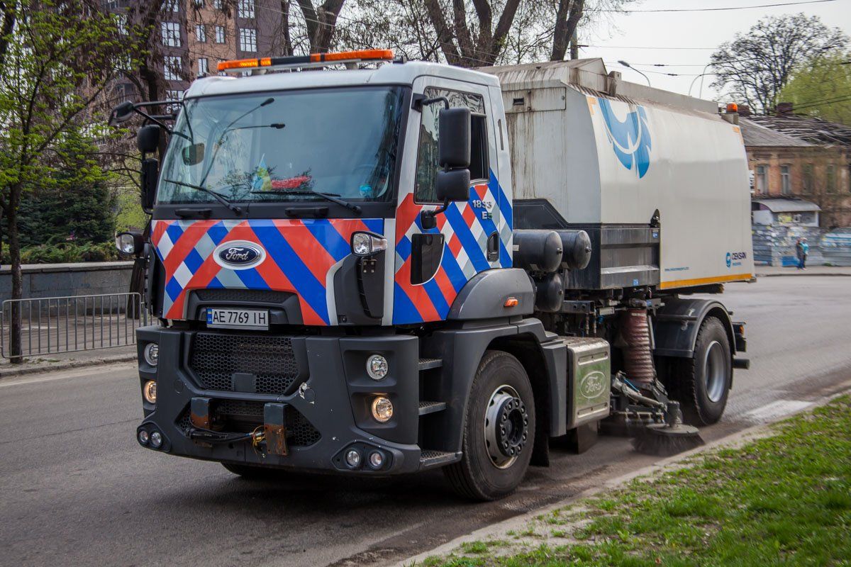 И зачем тогда нужна эта коммунальная техника, если все будет делать частная фирма?