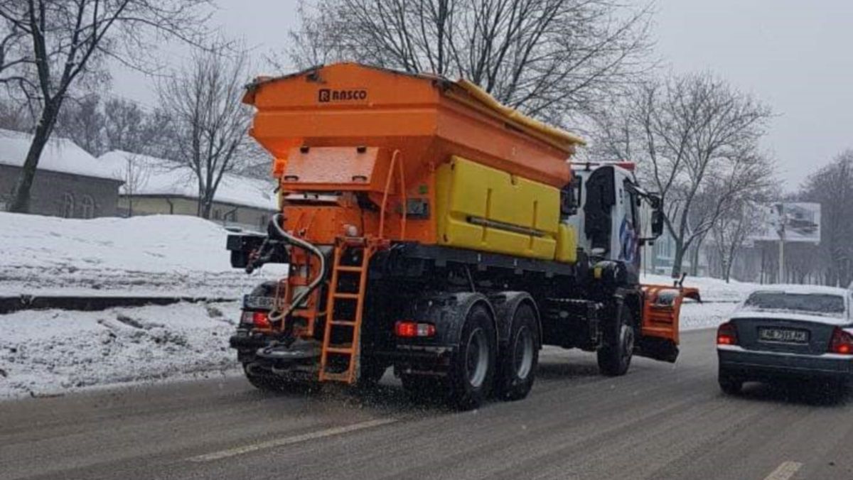 Сколько тысяч тонн смеси против гололеда рассыпали в Днепре этой зимой