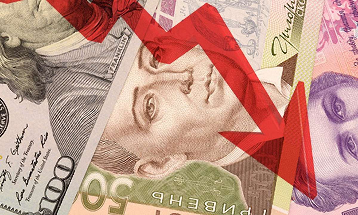 Гривна постепенно падает и по прогнозам экспертов доллар уже скоро может стоить 27-28 грн