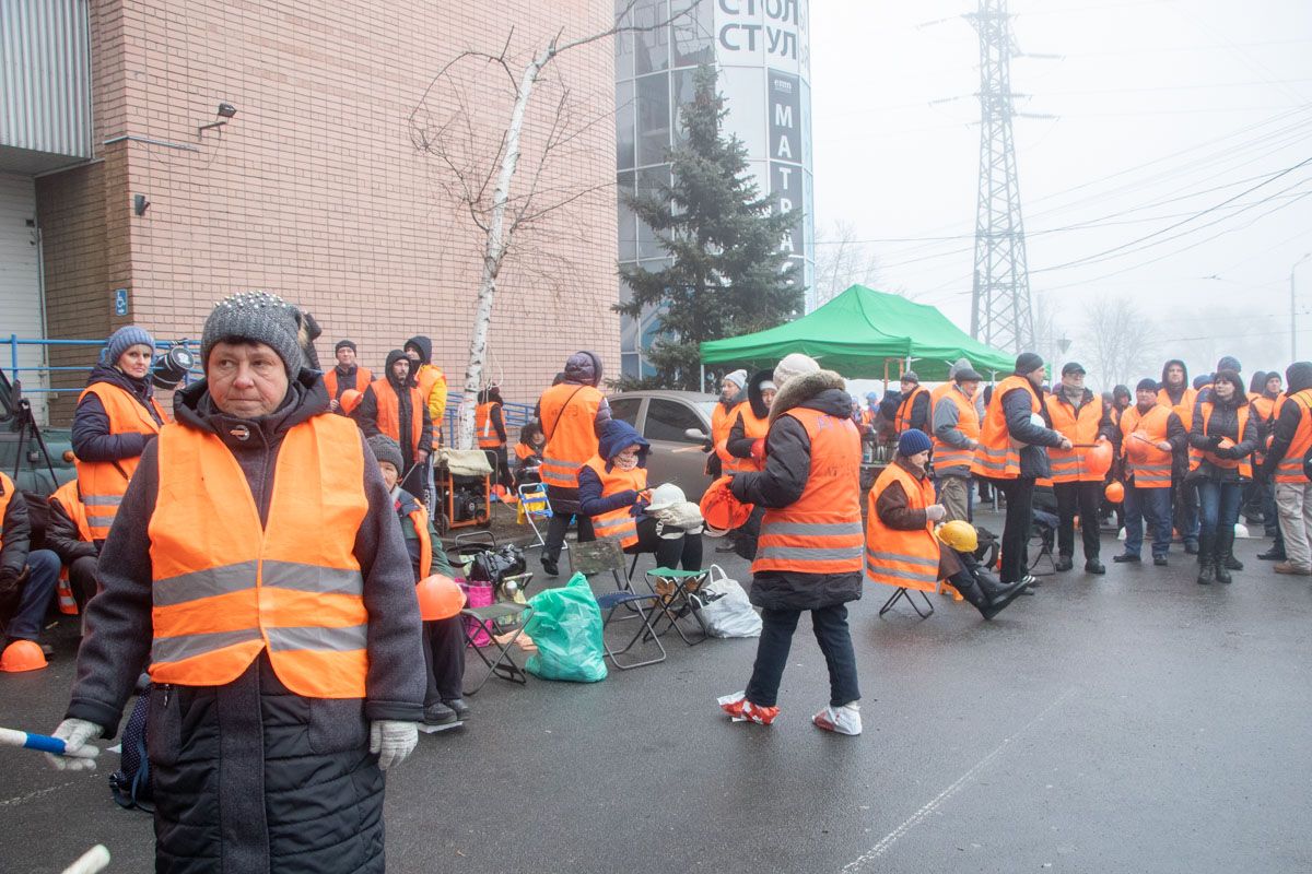 Шумный митинг длился и днем...