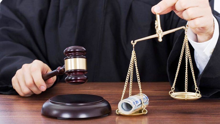 Сейчас бизнес больше нуждается в справедливых судах, чем в "инвестиционных нянях" width="921" height="518"><figcaption> Сейчас бизнес больше нуждается в справедливых судах, чем в "инвестиционных нянях"
</figcaption></figure></p><p>Это не сработает, поскольку а) немного рано; б) сам слоган «инвестиционная няня» требует достаточно серьезной проработки как по уровням денежным, так и по набору показателей. Просто завести на счета в Украине деньги – это не инвестиция. Мы это наблюдали в свое время, когда было создано совместное предприятие «ЗАЗ-Daewoo». Тогда «Дэу» завело инвестиции: утром деньги зашли, вечером вернулись на их счета. Поэтому денежный ценз – не самый главный показатель. Наверное, более важным является <strong>создание рабочих мест</strong>, импортозамещение (экономика Украины на сегодня слишком импортозависима, а это угрозы экономической и национальной безопасности), уровень уплаты налогов/сборов, социальные программы. Я бы предложил такой набор показателей», - утверждает Михаил Крапивко.
</p><p></p><h2><strong>Будет ли польза малому бизнесу от «инвестняни»</strong></h2>
<p>Соосновательница платформы «БУДЬ в UA» Екатерина Дорошевская считает, что быстрого эффекта для малого бизнеса сразу не будет:
</p><p>«Мы объединяем в «БУДЬ в UA» микро- и малый бизнес. Говорить о том, чтобы кто-то инвестировал сумму даже в <strong>1 млн долл</strong> в украинские бренды не приходится. В нашей сфере – сфере креативных индустрий – совершенно такой закон не применим. Другой момент: если это все сработает, если инвестиции иностранные зайдут в Украину, если это будет создавать рабочие места, экономика будет расти, и покупательская способность будет расти, тогда микробизнес почувствуют от этого эффект. Возможно, это даст результат в будущем. Мы бы хотели надеяться на это», - подчеркнула Екатерина.
</p><p>Директор по инновациям ОО «Ассоциация Ноосфера» Сергей Кутовой говорит, что зарубежный бизнес будет интересовать в первую очередь правовая система Украины, а потом уже небольшие бонусы от государства: «С точки зрения иностранных бизнесов, которые потенциально могут зайти на территорию Украины, в первую очередь бизнес оценивает законодательство по налогам. Они сначала смотрят эффективность с финансовой точки зрения, потом уже гарантии инвестиций с юридической точки зрения (насколько будут договоренности выполняться), насколько это страна цивилизована выполнять свои обещания или те законы, которые должны действовать в этой стране.
</p><p>Может быть, эта инициатива и может рассматриваться инвесторами как какой-то определенный шаг с их стороны по заходу в Украину. Но тут же очевидно, что помимо этих провозглашенных привилегий для инвесторов, те же инвесторы будут дальше анализировать, насколько <strong>безопасно</strong> завести инвестиции и вывести капитал, насколько инвестиции будут работать. И тут уже появляются очень много нюансов, которые могут перечеркнуть все те положительные вещи, которые могут смотреть в этом заявлении», - полагает Сергей Кутовой.
</p><p>При этом украинский бизнес сможет обходиться без «инвестиционной няни»: «Мы работаем почти 10 лет на рынке Украины, занимаемся инвестициями в украинский бизнес, в социальные программы. Новость о том, что будут созданы «инвестиционные няни» для нас не является каким-то триггером в плане как-то изменить свою деятельность. Поскольку мы с этими задачами и проблемами уже справляемся постоянно. У нас есть определенный штат профессионалов в области юриспруденции, финансов. Поэтому мы считаем, что мы довольно-таки самостоятельны и нам не востребована посторонняя помощь («инвестиционные няни» в данном случае)», - говорит Сергей.
</p><p><figure class="image"><img class=" wp-image-54215" src="https://cdn.informator.ua/@prod/media/money/2023/10/20/6531e31e76e15.jpg" alt=