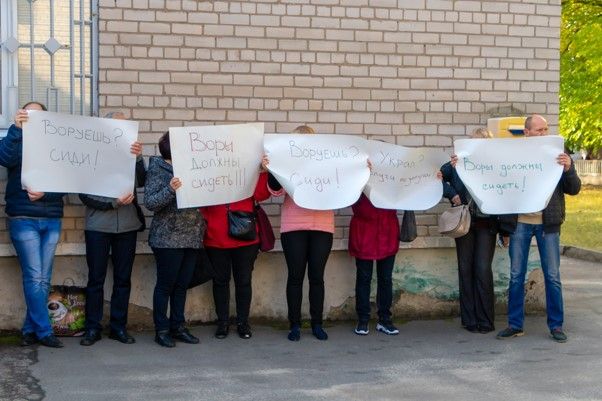 Мирный протест работников предприятия под зданием суда