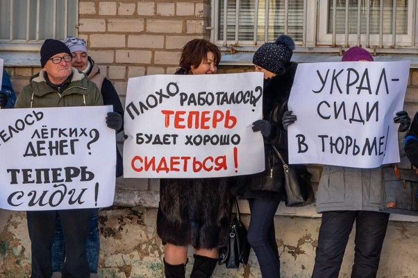 Сотрудники Интерпайп НТЗ пришли под стены суда с мирной акцией. Люди требовали правосудия