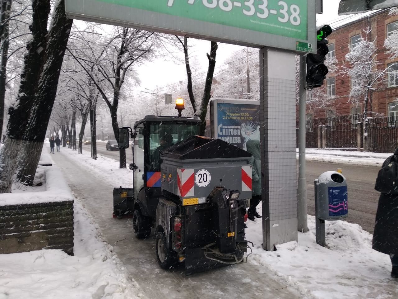 К уборке тротуаров есть вопросы и у жителей города