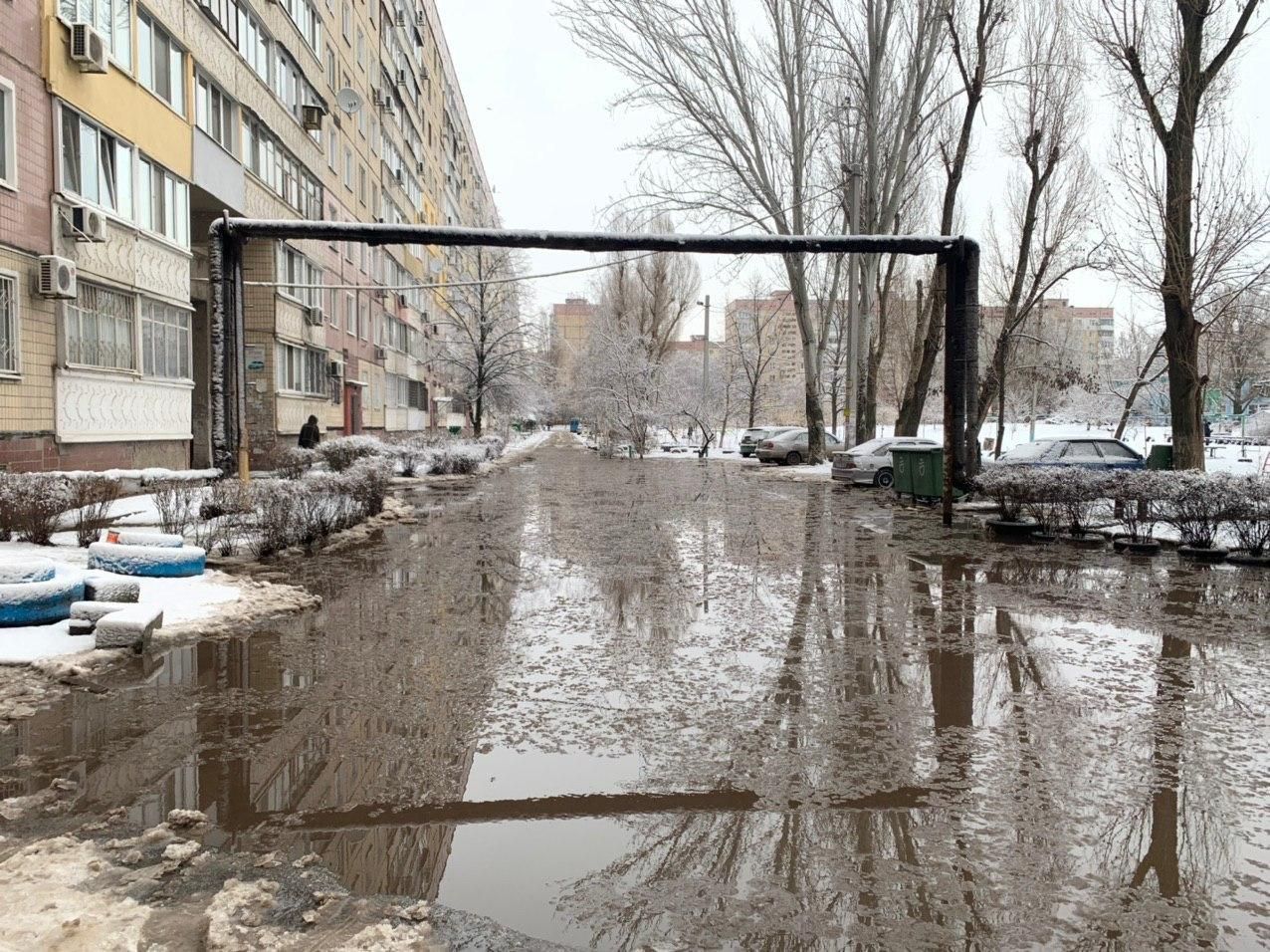 Обычное состояние дворов в Днепре зимой