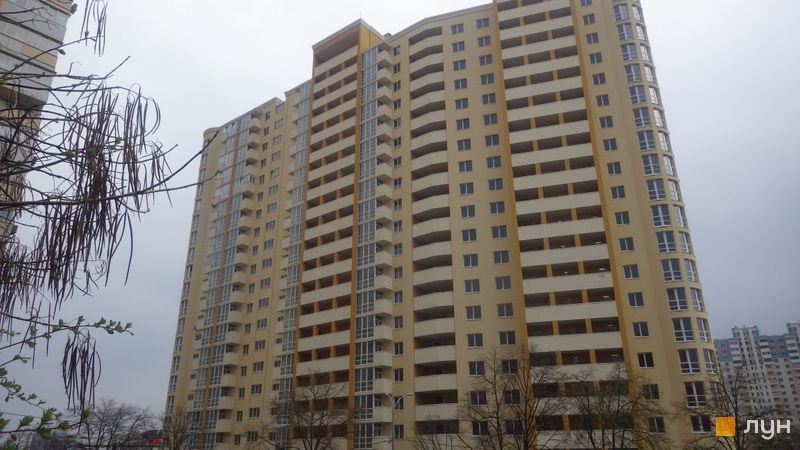 ЖК "Новомостицкий" width="800" height="450"><figcaption> ЖК "Новомостицкий"</figcaption></figure></p><p>Всего пострадало 26 ЖК и 3 бизнес-центрах «Укрбуда» в Киеве:</p><p>ЖК Art House на улице Максимовича, 3;</p><p>ЖК Crystal House на улице Жилянской, 26-28;</p><p>БЦ Level на улице Лабораторной, 6;</p><p>ЖК «Волшебный Город» на улице Бориспольской, 18-26;</p><p>ЖК Twine House на улице Крайней, 1;</p><p>ЖК «Оберег - 2» на улице Бориспольской, 30а, 40;</p><p>ЖК «Харьковский» на улице Харьковское шоссе, 210;</p><p>ЖК «Злагода» на улице Архитектора Вербицкого, 1;</p><p>ЖК URBAN PARK на улице Магнитогорской, 5;</p><p>ЖК «Парковая долина» на улице Кайсарова, 7/9;</p><p>ЖК FREEDOM на пересечении проспектов Броварского и Освободителей;</p><p>ЖК «Солнечная ривьера» на улице Никольско-Слободской, 1;</p><p>ЖК Lake House на улице Маршала Малиновского, 2а;</p><p>БЦ Arsenal plaza на улице Московской, 8;</p><p>ЖК «Гвардейский» на улице Генерала Алмазова, 18/7;</p><p>ЖК Edelwieiss House на улице Зверинецкой, 72;</p><p>ЖК «Покрова» на улице Сечевых Стрельцов, 59;</p><p>КБ La Manshe на улице Щекавицкой, 46;</p><p>ЖК «Новомостицкий» на улице Новомостицкой, 15;</p><p>ЖК «Подол Град» на улице Дегтярной, 7, 9-11, 13-15;</p><p>ЖК Solar Citi на пересечении улиц Пушиной и Семашко;</p><p>ЖК «Академ Парк» на бульваре Академика Вернадского, 24;</p><p>ЖК «Пектораль» на бульваре Кольцова, 7а;</p><p>ЖК «Гармония» на улице Василия Стуса, 7;</p><p>ЖК Genesis на переулке Индустриальном, 2;</p><p>ЖК Sky Avenue на улице Народного Ополчения, 3;</p><p>ЖК «Кирилловский Гай» на улице Богговутовской, 1а;</p><p>ЖК «Шевченкавский» на улице Златоустовской, 27;</p><p>ЖК «Академгородок» на Святошинской площади.</p><p></p><h2><strong>«Укрбуд» - финансовая пирамида</strong></h2><p>По оценкам экспертов, чтобы достроить все объекты «Укрбуда» сегодня нужно полтора миллиарда гривен или 60 миллионов долларов. Более того, у участников рынка недвижимости свои версии кризиса в 26 киевских ЖК. Например, Мария Чернуха, адвокат, эксперт в сфере инвестиций и недвижимости, руководитель секции законотворчества НААУ говорит, что нынешние проблемы корпорации «Укрбуд» сейчас связывают со сменой власти в стране и приходом новой команды на Банковую, но это не совсем так.</p><p>«Справедливости ради, стоит отметить, что у экс-лидера среди застройщиков Киева проблемы с законностью землеотводных операций и разрешительной документацией на строительство были всегда. И с каждым годом набирал обороты маховик «Укрбуда», в котором каждая вторая стройка сопровождалась правонарушениями, скандалами, уголовными делами и судебными разбирательствами, - рассказывает Чернуха. - В анамнезе у этой строительной корпорации, состоящей из целой группы компаний, есть целый букет уголовных производств по фактам самовольной застройки земельных участков, уклонения от уплаты налогов и обязательных платежей, фиктивного предпринимательства».</p><p>Адвокат считает, что если ранее на методы работы крупного застройщика «закрывали глаза», то с приходом новой власти и потерей протектората, ситуация с нарушениями «Укрбуда» получила развитие и повлекла крах корпорации, деятельность которой имеет признаки финансовой пирамиды.</p><p>«Ввиду того, что предприятия корпорации одновременно строили в столице 26 жилых комплексов, которые сейчас зависли в статусе недостроев, то 13 тысяч инвесторов, вложивших деньги в объекты «Укрбуда» остались пока «с пустыми руками», - считает Чернуха. - <strong>Общее число потенциальных пострадавших (вместе с членами семей) оценивается в 40 тысяч человек</strong>.</p><p>Не секрет, что первичный рынок недвижимости Украины крайне непрозрачен, и ситуации с «Укрбудом» и «Элита-центром» — это лишь вершина айсберга. Например, на конец августа 2019 года в Киеве насчитывалось 66 жилых комплексов, подпадающих под признаки долгостроев либо недостроев».</p><p><figure class="image"><img class=" wp-image-55143 aligncenter" src="https://cdn.informator.ua/@prod/media/money/2023/10/20/6531e3fa8126e.jpeg" alt="Президент «Киевгорстроя» объявил о восстановлении строительства в двух ЖК «Укрбуда» в Киеве 2" width="749" height="421"><figcaption></figcaption></figure></p><p>Эксперт утверждает, что сегодня в Украине <strong>свыше двухсот тысяч семей – это инвесторы, которые столкнулись с обманом при покупке квартиры на первичке и каждая пятая сделка на рынке жилья имеет признаки сомнительной, или проходит с нарушениями</strong>. Поскольку на данный момент инвесторы законодательно не защищены от двойных перепродаж квартир, продаж в незаконных объектах и прочих афер и не легальных схем.</p><p>И в Украине инвестирование в жилье на первичном рынке содержит большие риски, которые связаны, в первую очередь, с отсутствием надлежащего</p><p>государственного регулирования процесса инвестирования и его контроля над всеми участниками инвестиционной деятельности.</p><p>В свою очередь, Константин Падалка, адвокат АО Kvadra Pravo уверен, что ситуацию с пострадавшими инвесторами можно решить только в случае наличия политической воли и оперативного проведения всех необходимых судебных дел в отношении лиц, виновных в возникшей ситуации. В первую очередь, необходимо говорить о проблеме выведенных активов.</p><p>«Очень часто «Укрбуд» воспринимался как государственная компания (но не являлся по факту таковой). «Ее деятельность для обычных граждан представлялась более надежной», —говорит Падалка. - В связи с этим многие инвесторы не уделяли достаточного внимания проверке всей документации застройщика, а также проверке юридического статуса компании, которой отдавали деньги».</p><p></p><h2><strong>Ситуация с объектами «Укрбуда» на сегодня</strong></h2><p>При участии первых лиц государства было принято решение о передаче объектов «Укрбуда» другому крупному киевскому застройщику - ЧАО «Холдинговая компания «Киевгорстрой», 80% акций которого принадлежат столичной общине.</p><p>Механизм замены застройщика в случае срывов сроков строительства предусмотрен Законом Украины «Про финансово-кредитные механизмы и управление имуществом при строительстве жилья и операциях с недвижимостью». Своим письмом от 14.02.2020 года управитель объектов «Укрбуда» - ООО «ФК «Житло- Капитал» в соответствии с Правилами ФФС уведомил своих инвесторов - доверителей о передаче 23 жилых комплексов «Киевгорстрою» для завершения работ по строительству и сдаче в эксплуатацию домов. Для того чтобы каждый инвестор, вложивший деньги, смог получить свои квадратные метры. Сейчас «Киевгорстрой» проводит тщательный финансовый анализ и инвентаризацию объектов «Укрбуда», проходят юридические согласования. Но однозначно для завершения строительства компания нуждается в содействии государства в вопросах финансовой помощи, получении отсутствующей разрешительной документации по объектам «Укрбуда». А также гарантии отсутствия претензий по существующим уголовным производствам к новому застройщику, снятии арестов и других, блокирующих строительство, вопросов относительно площадок «Укрбуда».  Плюс подключении объектов к инженерным коммуникациям и вводе в эксплуатацию.</p><p></p><p style="text-align: right;">Наталья Толуб</p></body></html>