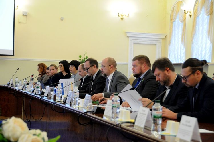 Кричали «ганьба»: нардеп от Днепропетровщины Роман Каптелов чуть не попал в потасовку с избирателями 9