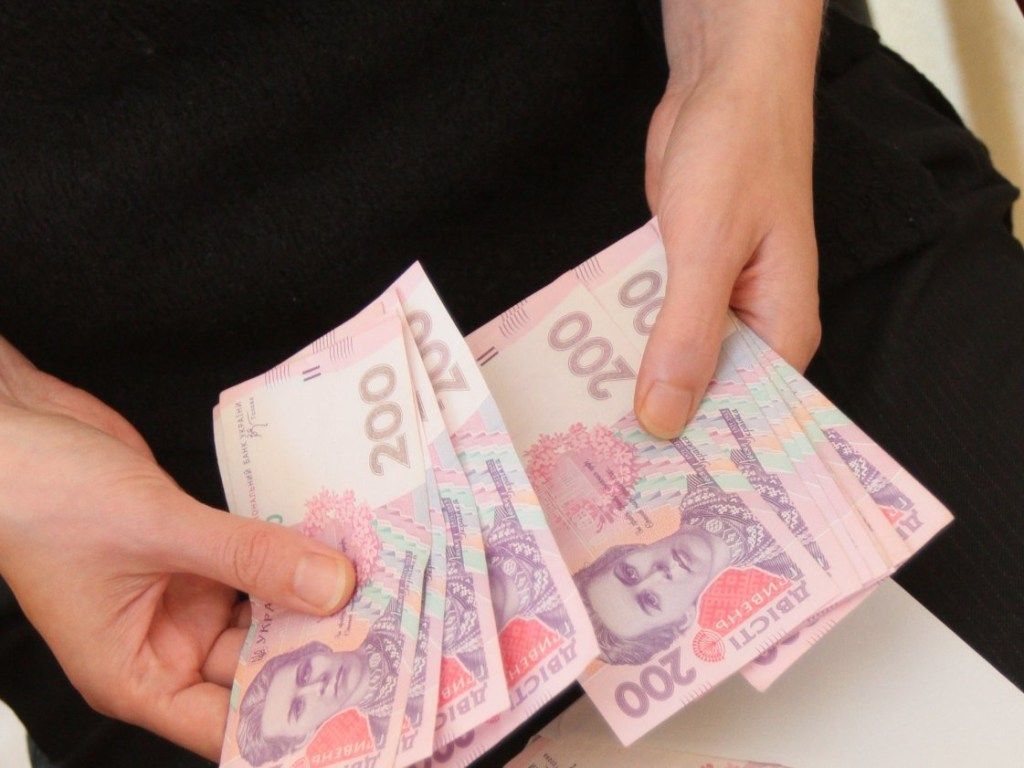 Выше соцвыплаты, дороже поезда, дешевый газ: что изменится для украинцев с 1 марта 1