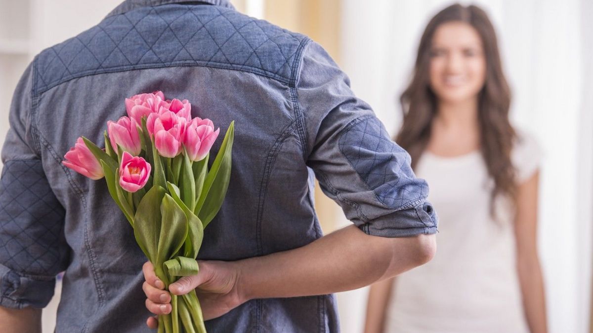 Сколько украинцев будут праздновать 8 марта: опрос Рейтинга