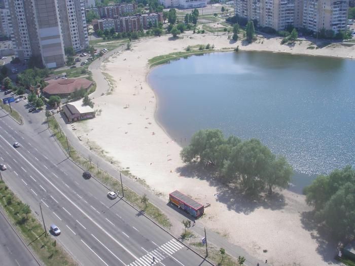 Зона отдыха "Солнечная" width="700" height="525"><figcaption> Зона отдыха "Солнечная"
</figcaption></figure></p><p>На устройство системы полива в <a href="https://prozorro.gov.ua/tender/UA-2020-03-11-000542-a">сквере</a> на <strong>ул. Жукова, 27-31</strong> выделят 2 млн. 401 тыс. 968 грн. Подрядчик проложит полиэтиленовые трубы для подачи холодной воды, установит оросители для полива газонов, датчики дождя, фильтры для очистки воды, регуляторы расхода и давления воды. Помимо этого, в сквере посеют партерные, мавританские и обычные газоны.
</p><p></p><h2><strong>Днепровский район</strong></h2>
<p>Благоустройство <a href="https://prozorro.gov.ua/tender/UA-2020-03-13-001157-c">сквера</a> на <strong>ул. Петра Вершигоры, 9-Г</strong> обойдется в 1 млн. 129 тыс. 969 грн. До конца года на пешеходных дорожках уложат новую тротуарную плитку и поставят бетонные поребрики. Детскую и спортивную площадку оградят забором, а также уложат резиновое покрытие. Помимо этого, на площадках появятся спортивный комплекс, качели на пружине, горка, игра «Крестики-нолики» и детский домик «Веранда». В сквере также посеют партерные, мавританские и обычные газоны.
</p><p>На <strong>бул. Ярослава Гашека</strong> от дома № 2 по ул. Лобачевского к дому № 9 на Харьковском шоссе <a href="https://prozorro.gov.ua/tender/UA-2020-03-13-001296-a">обустроят</a> тротуарные дорожки. За 500 тыс. грн., которые планируется выделить на ремонт, подрядчик уложит новую тротуарную плитку и установит поребрики. Работы по благоустройству бульвара завершат к концу года.
</p><p>В <a href="https://prozorro.gov.ua/tender/UA-2020-03-13-000603-a">сквере</a> напротив дома № 5 на <strong>ул. Петра Вершигоры</strong> проведут капитальный ремонт за 442 тыс. 436 грн. До конца декабря подрядчик установит и покрасит металлические антипарковочные столбики, а также поставит 4 парковые лавочки и 4 урны.
</p><p>На устройство системы полива в <a href="https://prozorro.gov.ua/tender/UA-2020-03-12-001597-c">сквере</a> <strong>им. Миколайчука</strong> выделят 7 млн. 999 тыс. 629 грн. Подрядчик проложит трубы для подачи холодной воды, установит оросители и распылители для полива газонов, датчики дождя, фильтры для очистки воды, счетчики воды, а также регуляторы расхода и давления воды.
</p><p>Капитальный ремонт <a href="https://prozorro.gov.ua/tender/UA-2020-03-11-000001-b">зоны отдыха</a> <strong>«Молодежная»</strong> обойдется в 16 млн. 425 тыс. 226 грн. На детской площадке уложат резиновое покрытие, установят качели на пружине, качели-балансир, карусель, игровые домики, а также спортивный комплекс Workout. Помимо этого, в зоне отдыха поставят забор, установят 30 лавочек, 20 эко-контейнеров для мусора, 5 велопарковок на пять мест, 10 беседок, шлагбаум и информационные стенды.
</p><p><figure class="image"><img class="size-full wp-image-55834 aligncenter" src="https://cdn.informator.ua/@prod/media/money/2023/10/20/6531e4a272ad1.jpg" alt="Что нового появится в парках и на пляжах Киева за 94 миллиона гривен 2" width="1200" height="900"><figcaption></figcaption></figure>
</p><p>На <a href="https://prozorro.gov.ua/tender/UA-2020-03-10-001176-a">благоустройство</a> <strong>озера Радуга</strong> потратят 7 млн. 609 тыс. 529 грн. Подрядчик установит восемь плавающих фонтанов-аэраторов со светодиодной подсветкой, проложит трубы для подачи холодной воды и трубы наружной канализации. Помимо этого, обустроят щитовое помещение: стены здания облицуют панелями, навесят водосточные трубы, установят металлопластиковые окна и металлические двери.
</p><p>На <strong>бул. Перова, 40-А</strong> планируется <a href="https://prozorro.gov.ua/tender/UA-2020-03-13-000772-a">построить</a> бюветный комплекс за 4 млн. 751 тыс. 512 грн. До 1 декабря 2020 г. подрядчик должен будет пробурить артезианскую скважину глубиной до 400 м, проложить трубы, установить насосы и фильтры для очистки воды. Освещать бювет будет несколько светильников, поэтому воду можно будет набирать в любое время суток. Возле комплекса посеют газоны, уложат тротуарную плитку, а саму территорию оградят забором с калиткой и воротами.
</p><p>На официальном портале КГГА появилось <a href="https://kyivcity.gov.ua/npa/pro_zatverdzhennya_zakhodiv__z_onovlennya_zeleno_zoni__m_kiyeva_na_2020_rik/akmc85n2vq_kmda__411/">распоряжение</a> «Об утверждении мероприятий обновления зеленой зоны на 2020 год». Согласно документу, 16,5 млн. грн. бюджетных денег будет потрачено на закупку и высадку саженцев деревьев, а 9,5 млн. грн. – на саженцы кустов. Больше всего на посадку деревьев выделят Оболонскому, Днепровскому и Соломенскому району – по 2,1 млн. грн, меньше всего – Печерскому району – 581 тыс. грн. Зато Печерскому району больше всего достанется саженцев кустов – на 2,2 млн. грн. А меньше всего саженцев кустов достанется Деснянскому району – на 400 тыс. грн.
</p><p></p><p style="text-align: right;">Елена Морозова</p>
<p></p><p style="text-align: right;">Максим Красиков</p></body></html>