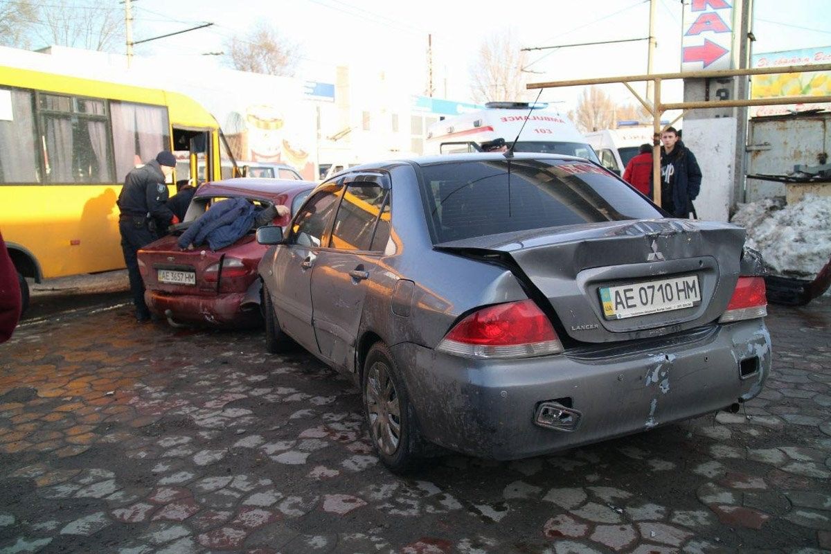 Пассажиры и водитель маршрутки чуть не стали жертвами ДТП