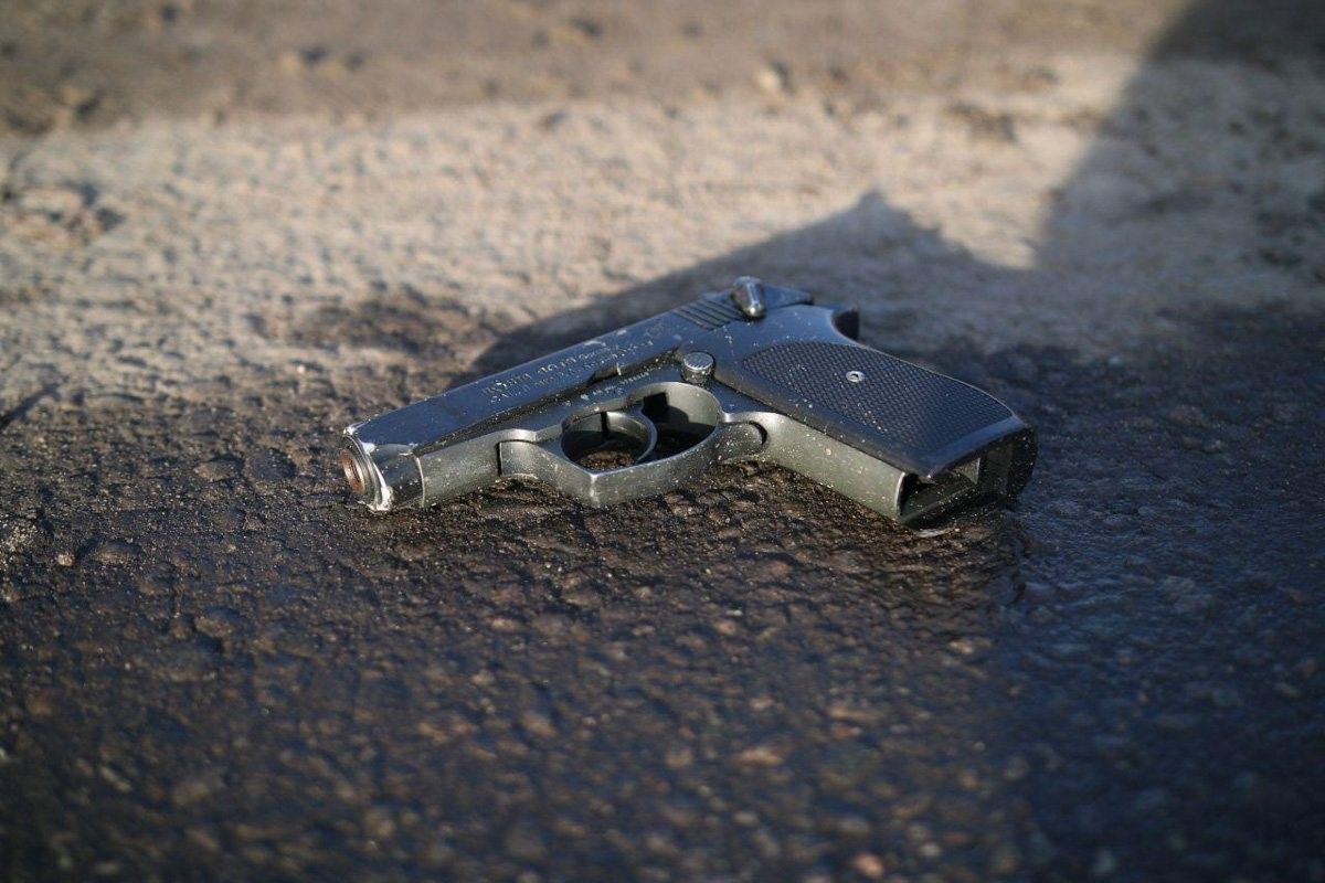 Во время погони из автомобиля выбросили предмет, похожий на пистолет