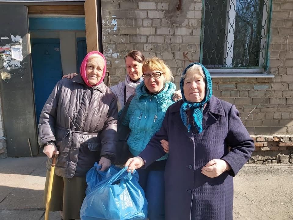 По инициативе Бориса Филатова, волонтеры в Днепре стали развозить помощь старикам